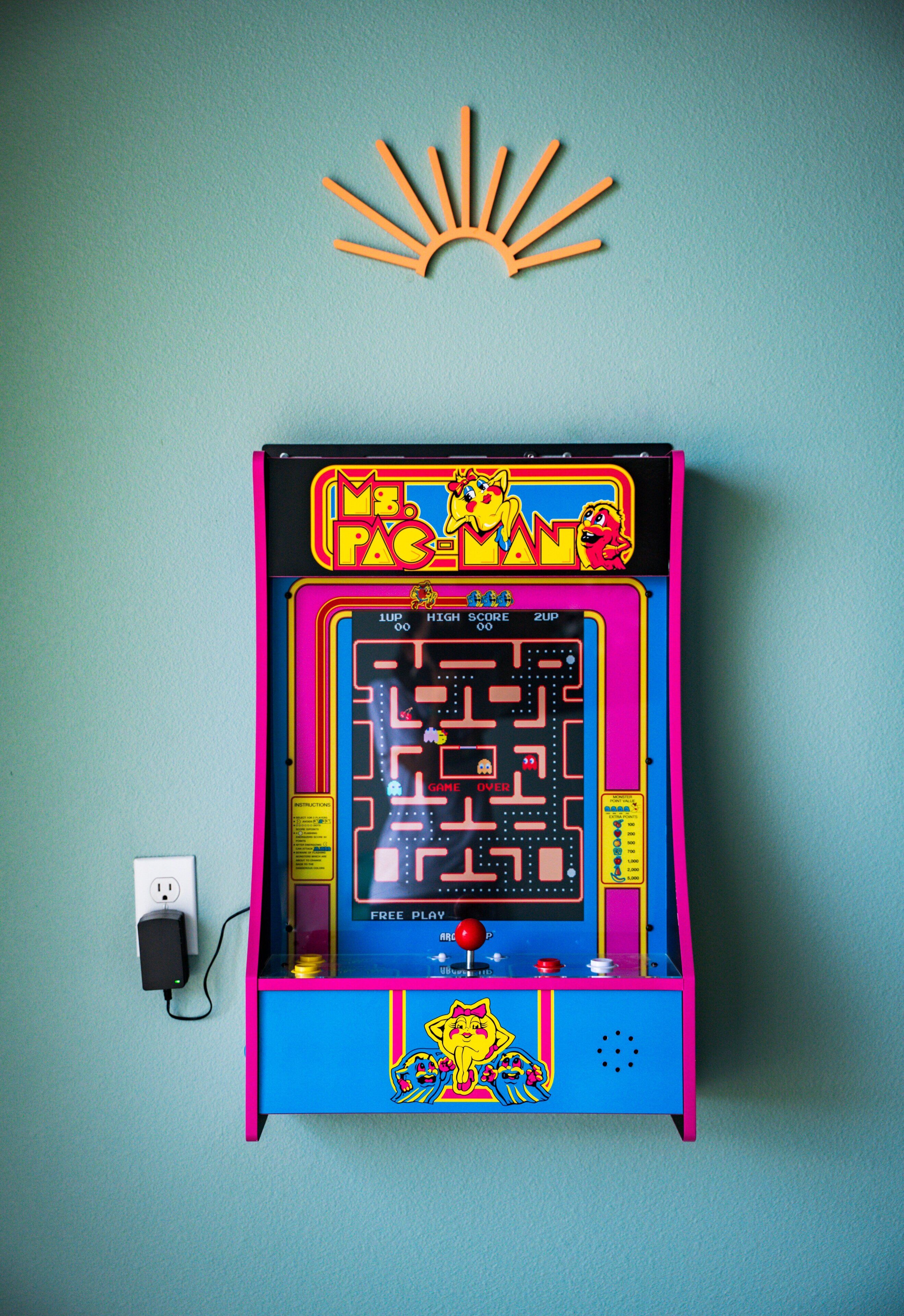 Una máquina de Pac-Man instalada en una pared.