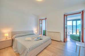 Familienapartment, Mehrere Schlafzimmer, Seeseite (Red House Terrace Private Beach)