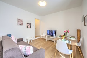 Appartamento familiare, 1 camera da letto, lato lago (Red House Terrace Private Beach) | Area soggiorno | TV 21 pollici con canali via cavo