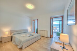 Familienapartment, Mehrere Schlafzimmer, Seeseite (Red House Terrace Private Beach)