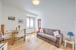 Familienapartment, Mehrere Schlafzimmer, Seeseite (Red House Terrace Private Beach) | Wohnbereich