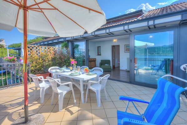 家庭公寓, 多間臥室, 湖畔 (Red House Terrace Private Beach) | 室外用餐