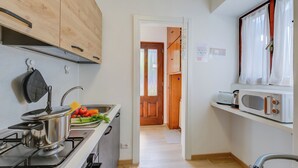 家庭公寓, 1 間臥室, 微波爐, 湖畔 (Red House: Beachfront Terrace &) | 私人廚房 | 特濃咖啡機