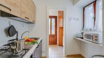 Appartamento familiare, 1 camera da letto, microonde, lato lago (Red House: Beachfront Terrace &) | Cucina privata | Macchina per caffè espresso