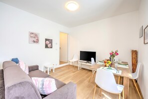 Familienapartment, Mehrere Schlafzimmer, Seeseite (Red House Terrace Private Beach) | Wohnbereich