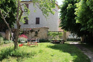 Outdoor dining - Maison de Campagne Dans le Calme et le Soleil Provençal (Saint-Étienne-les-Orgues)