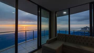 Panoramic Quadruple Room | In-room safe, desk, laptop workspace, soundproofing