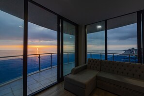 Caja de seguridad en la habitación y escritorio 