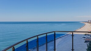Un balcón con vista despejada a la playa y al océano.