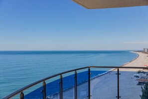 Panoramic Quadruple Room | In-room safe, desk, laptop workspace, soundproofing - Panorama Kvariati (Batumi)