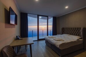 Standard Double or Twin Room | In-room safe, desk, laptop workspace, soundproofing - Panorama Kvariati (Batumi)