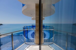 全景四人房 | 客房內保險箱、書桌、筆電工作空間、隔音