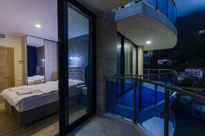 Panoramic Quadruple Room | In-room safe, desk, laptop workspace, soundproofing - Panorama Kvariati (Batumi)