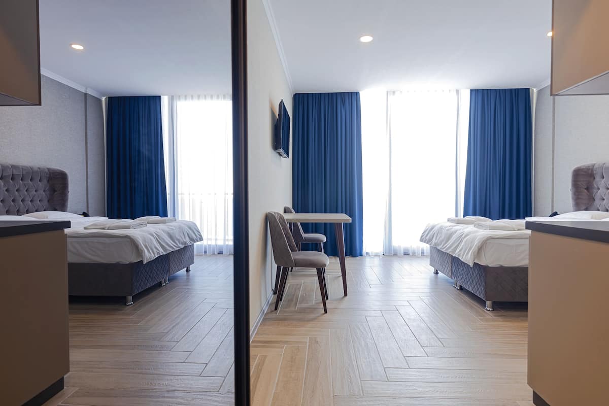 Standard Double or Twin Room | Peti besi dalam bilik, meja, ruang kerja komputer riba, kalis bunyi