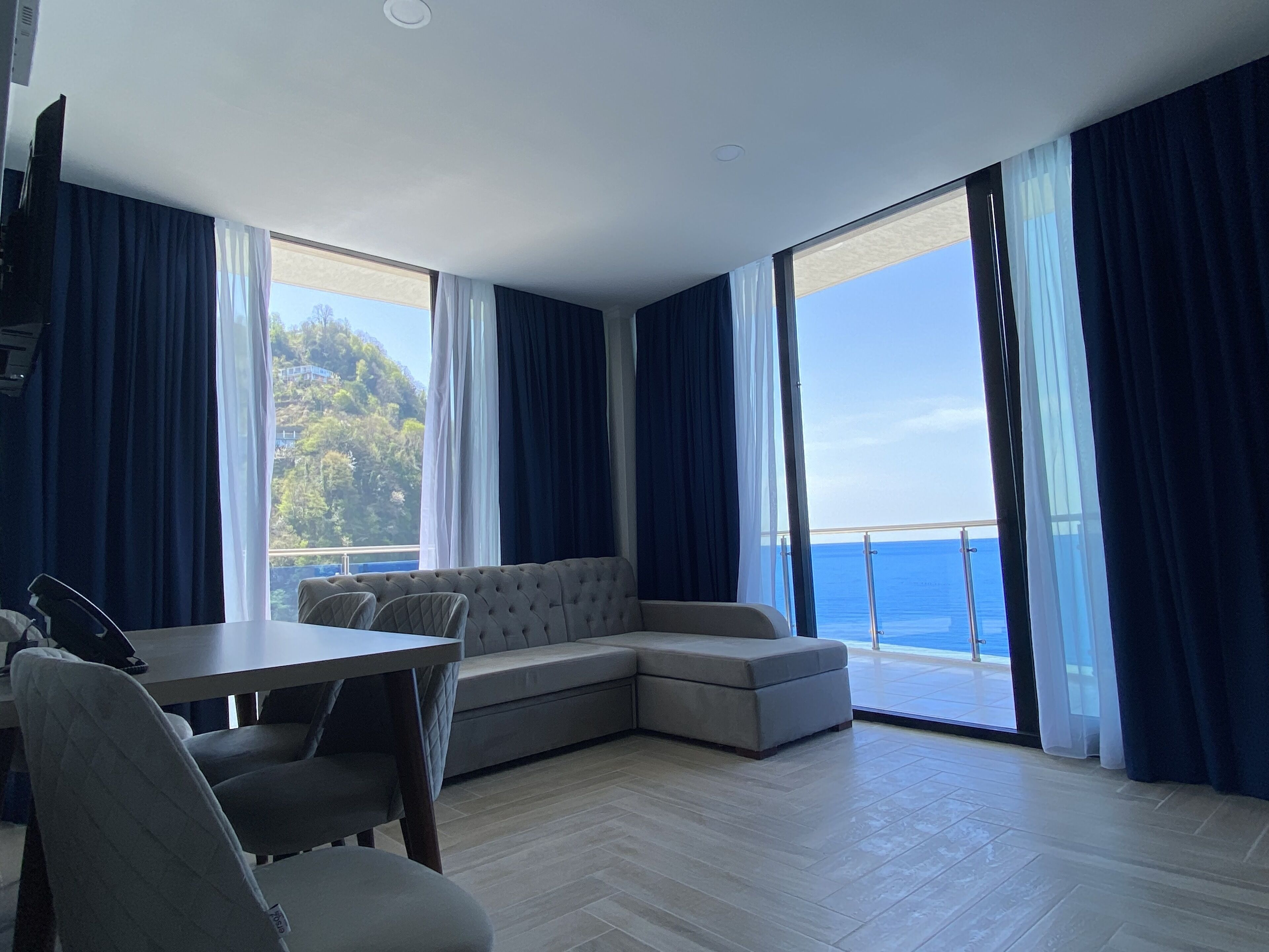 パノラミック 4 人部屋 | セーフティボックス (室内)、デスク、ノートパソコン用作業スペース、防音設備