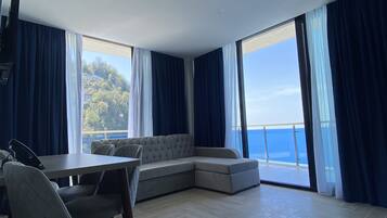 Panoramic Quadruple Room | In-room safe, desk, laptop workspace, soundproofing