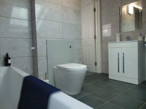 Dusj, hårføner, håndklær og såpe