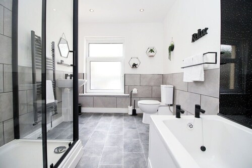 3 Bedroom House in Mountain Ash Cynon View by TŷSA