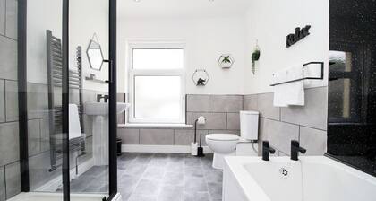 3 Bedroom House in Mountain Ash Cynon View by TŷSA