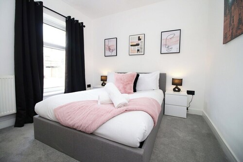 3 Bedroom House in Mountain Ash Cynon View by TŷSA