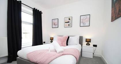 3 Bedroom House in Mountain Ash Cynon View by TŷSA
