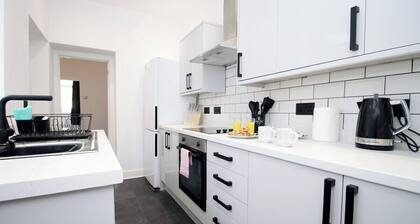 3 Bedroom House in Mountain Ash Cynon View by TŷSA