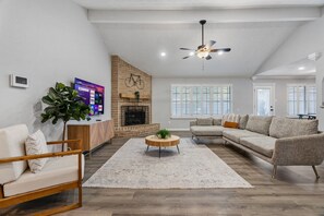 Smart TV - Cute & Cozy 3BR, 2bath w POOL (Spring)