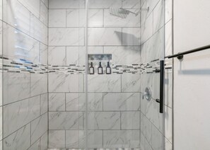 Shower, hair dryer, towels, soap - Cute & Cozy 3BR, 2bath w POOL (Spring)