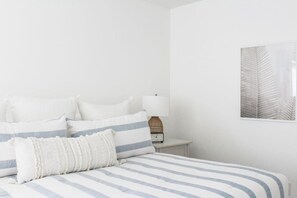 1 bedroom, desk, WiFi, bed sheets