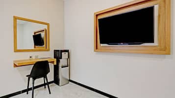 Deluxe Double Room | Desk, laptop workspace, free WiFi, bed sheets
