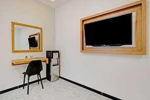 Deluxe Double Room | Desk, laptop workspace, free WiFi, bed sheets - OYO Capital O 90410 Griya Amanah Jajar Syariah (Surakarta)