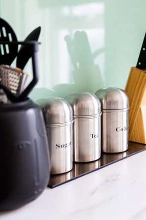 Dusche, Haartrockner, Seife, Toilettenpapier