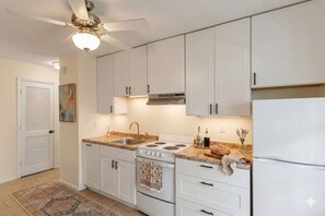 冷蔵庫、電子レンジ、オーブン、コンロ