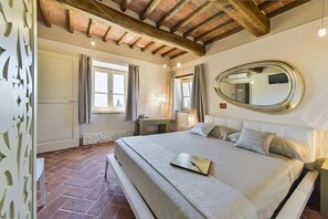 4 habitaciones, tabla de planchar con plancha y cuna de viaje 