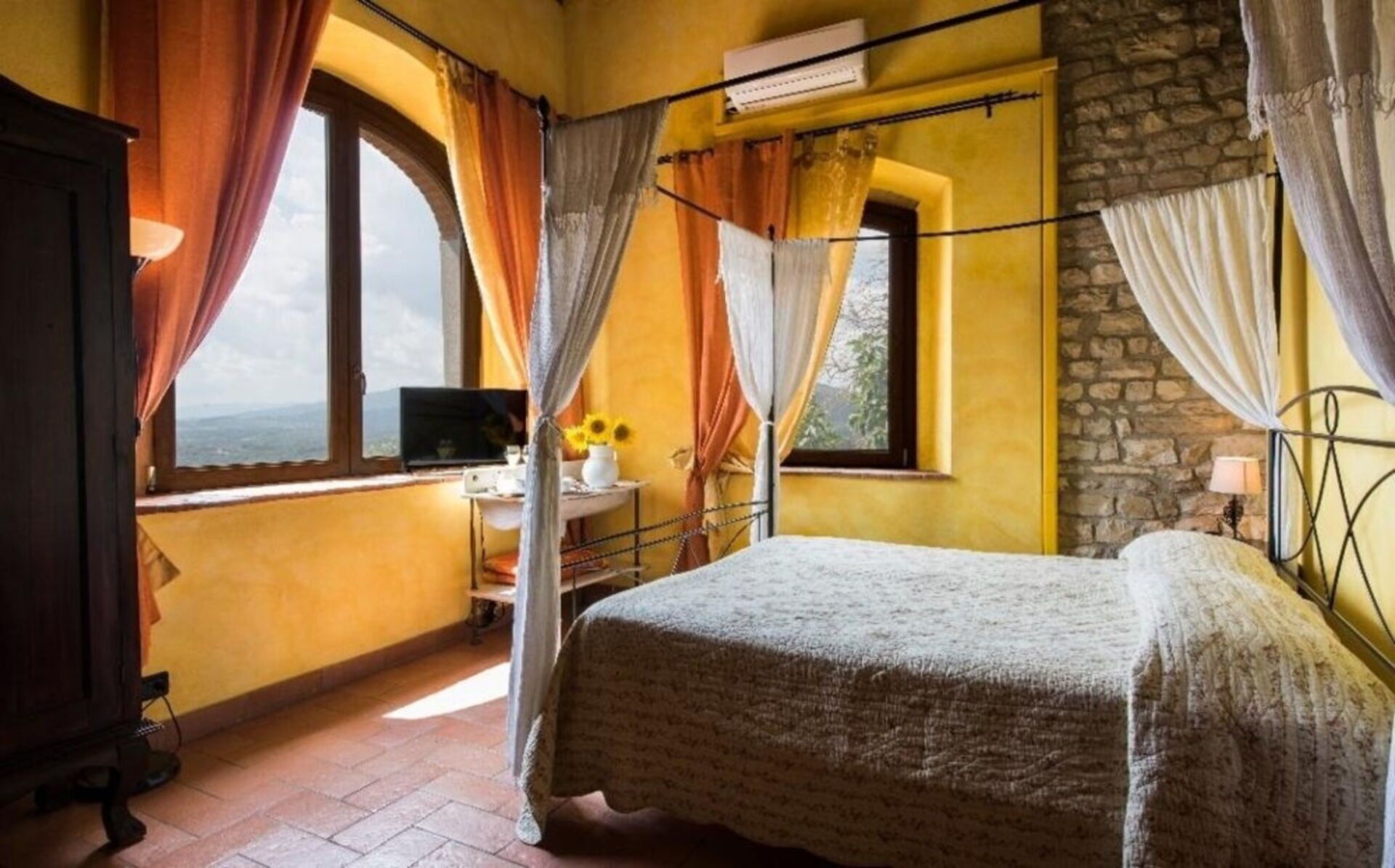 6 bedrooms, iron/ironing board, travel crib, free WiFi