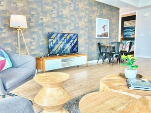 Een televisie en een kantoor