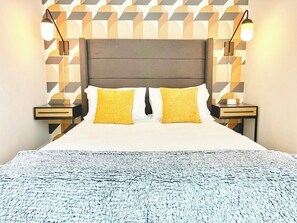 3 slaapkamers, een strijkplank/strijkijzer, gratis wifi, beddengoed