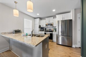 Kylskåp, mikrovågsugn, ugn och spishäll