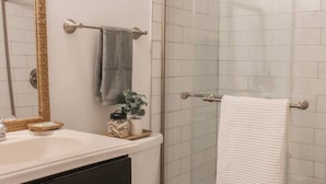 Regadera, amenidades de baño ecológicas, secadora de cabello 