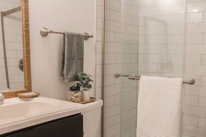 Shower, eco-friendly toiletries, hair dryer - Top Floor 1BR l Steps to the Ocean (Myrtle Beach)
