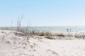 Beach nearby - Top Floor 1BR l Steps to the Ocean (Myrtle Beach)