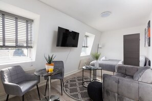 Living area - Modern Large Studio, 15 mins walk to Notting Hill (London)