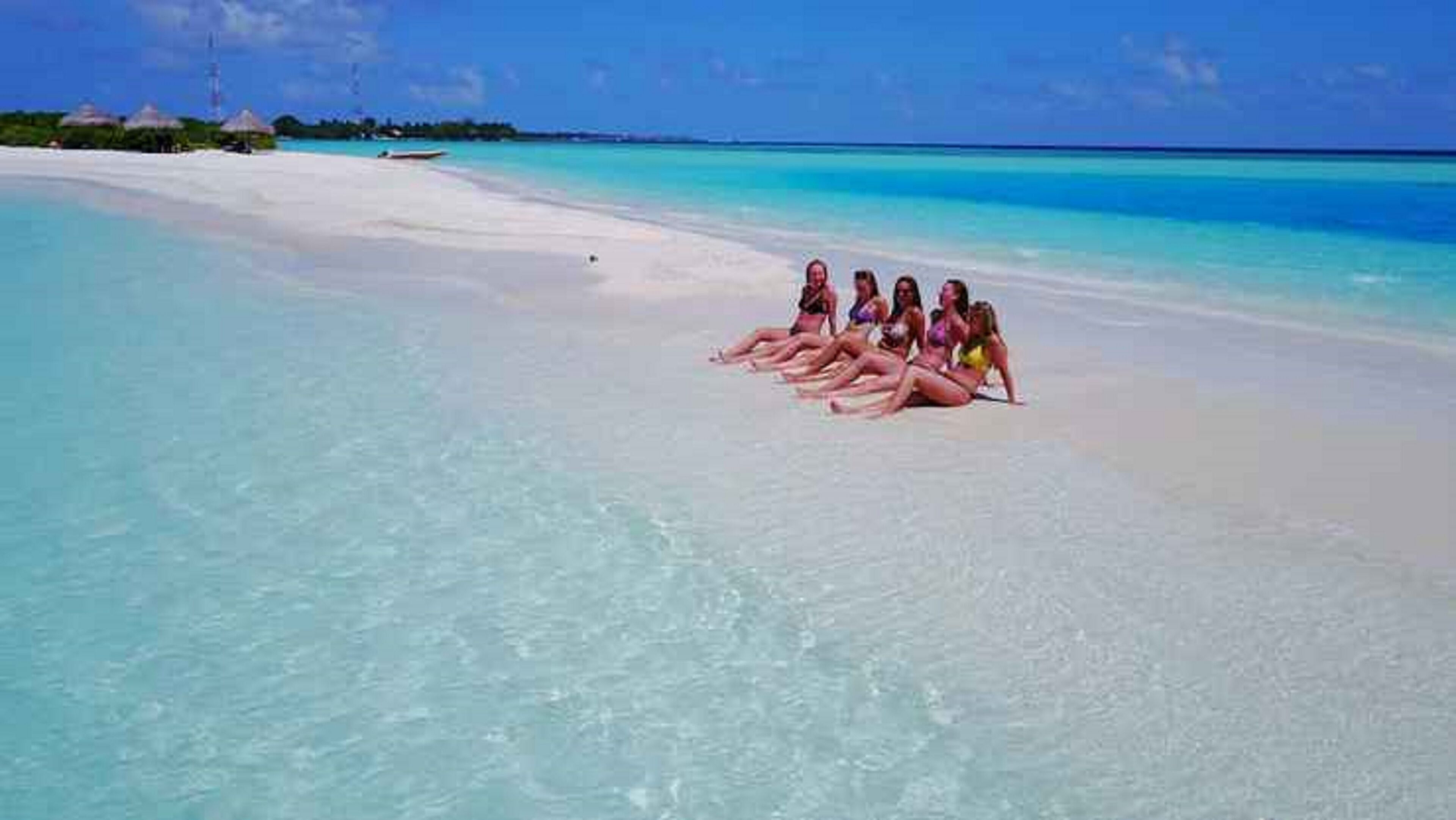 Playa en los alrededores, playa de arena blanca y camastros 