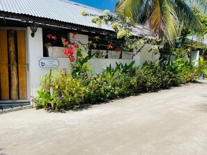 Front of property - FINS DIVE AND LEISURE HOTEL (Rasdhoo)