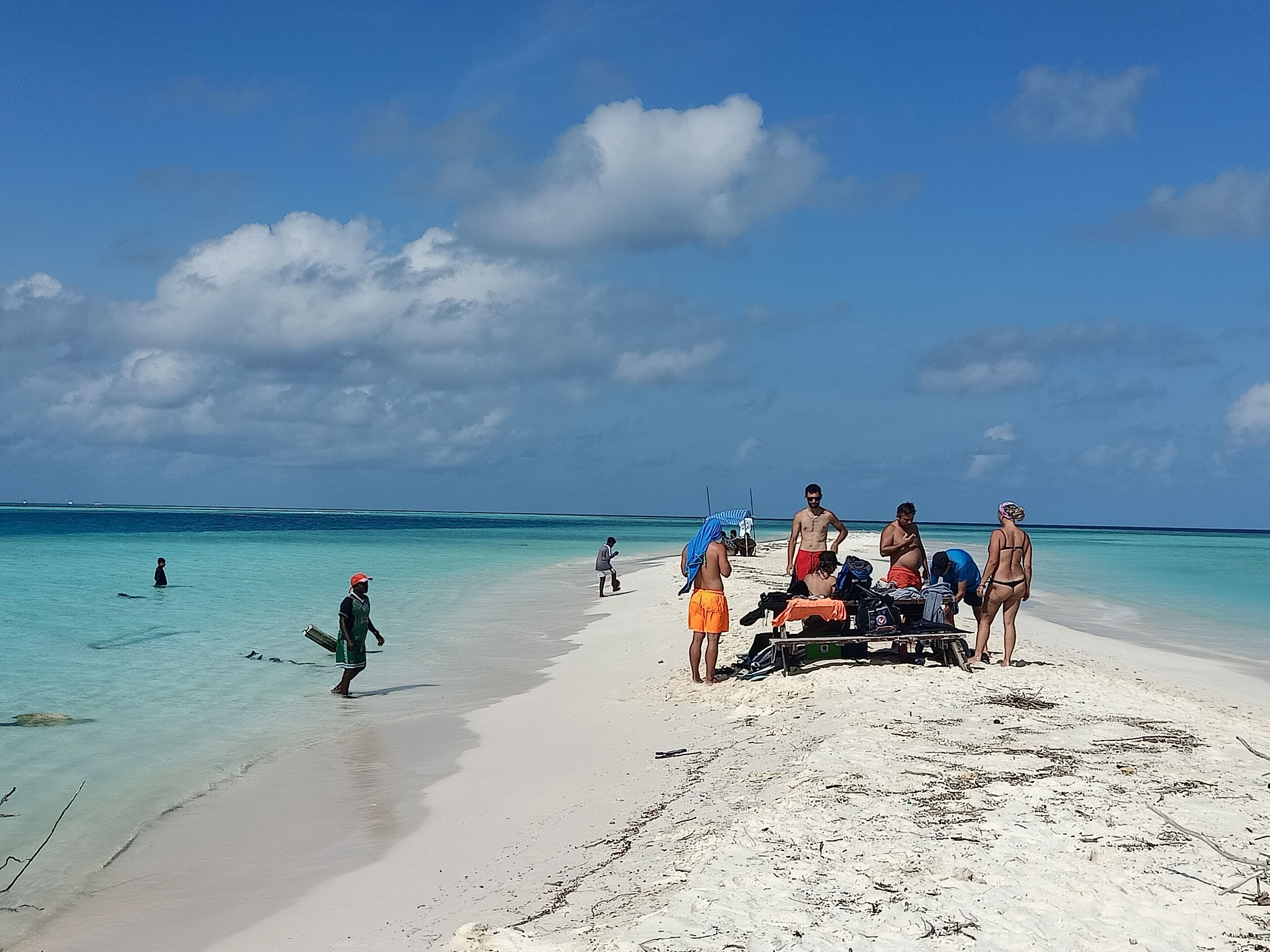 Ubicación cercana a la playa, arena blanca, tumbonas y toallas de playa