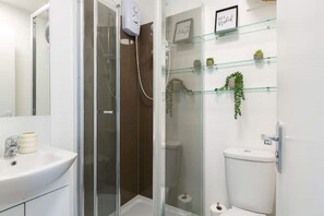 Chuveiro, secador de cabelo, sabonete, papel higiênico