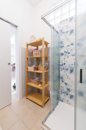 Hair dryer, bidet, towels, soap - Nonna Angelina Holiday Home (Sant'Antioco)