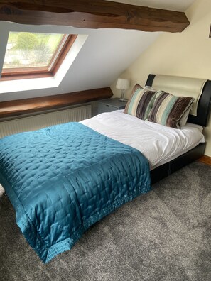 7 bedrooms, iron/ironing board, WiFi, bed sheets