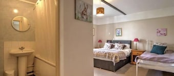 Perfect for all Large Groups in 7 all Ensuite Bedrooms . Pet Friendly