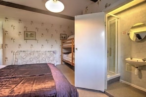 7 bedrooms, iron/ironing board, WiFi, bed sheets